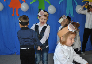 Grupa dzieci tańczy podzielona na pary. Ujęcie 3